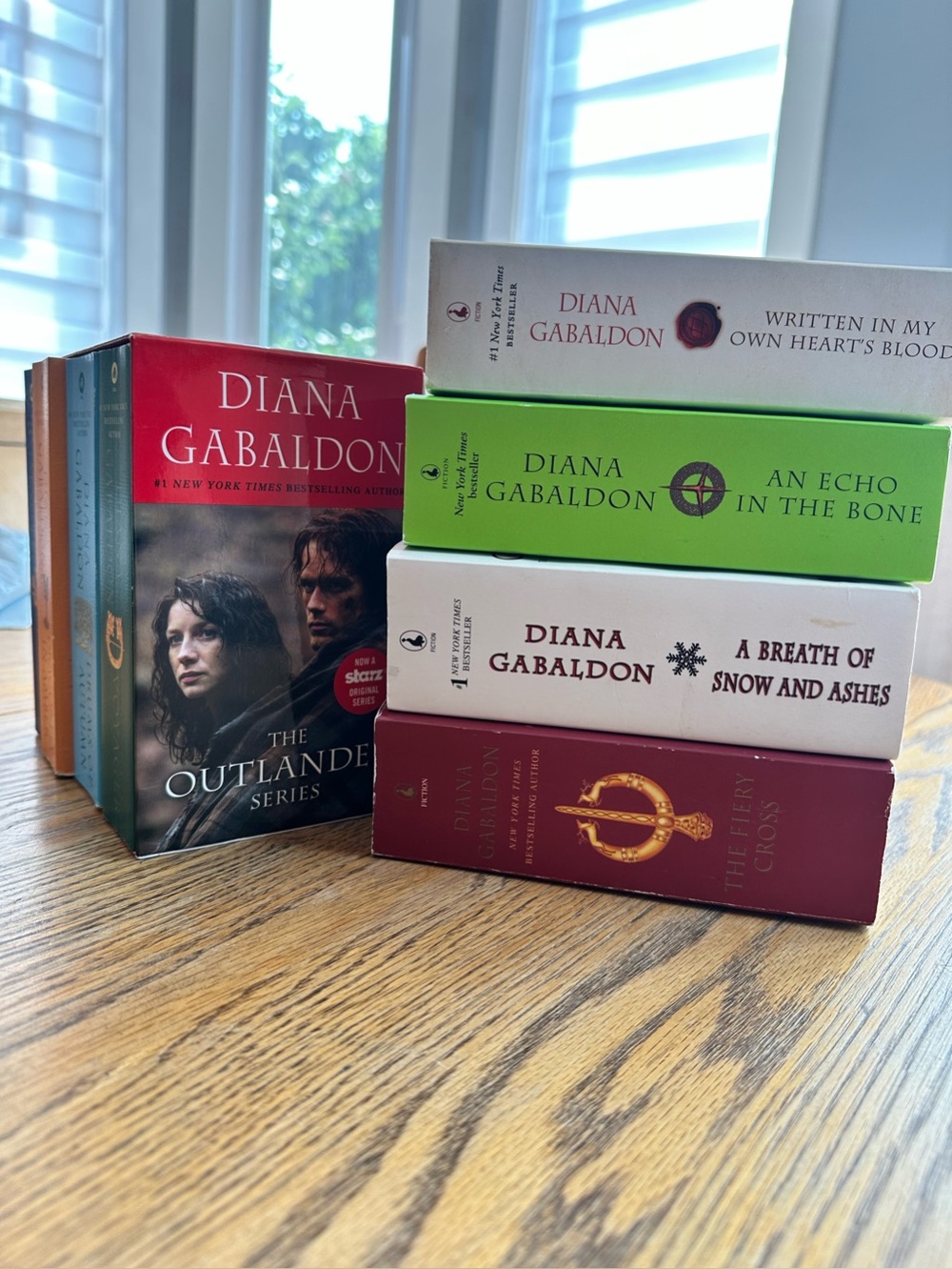 Diane Gabaldon Outlander Series Bundle: Books 1,2,3,4 Boxed Set - Picture 10 of 11